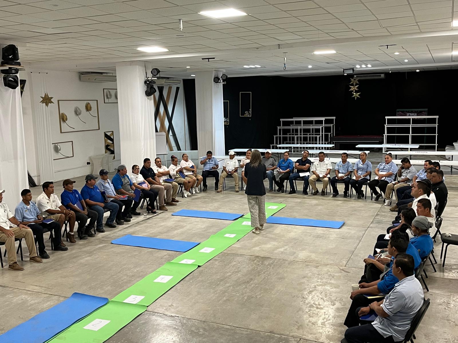 Equipo de Aguamarina en una sesión de grupo